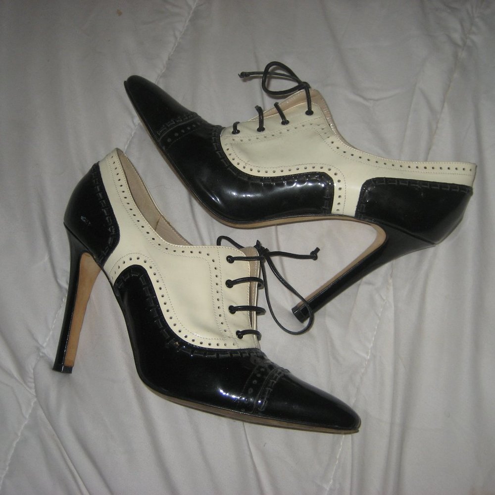 MANOLO BLAHNIK PUMPS SPECTATORS BLACK PATENT & CREAM SHOES HEELS 9.5